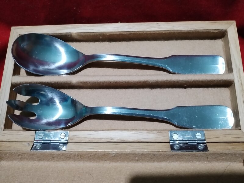 Caseta franceza Guy Degrenne cu lingura si furculita pentru salata