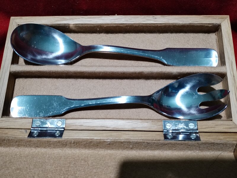 Caseta franceza Guy Degrenne cu lingura si furculita pentru salata